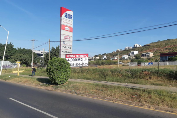 Foto de inmueble en PERIFERICO SUR MANUEL GOMEΩ MORIN, Col. Santa María Tequepexpan C.P. 45601, San Pedro Tlaquepaque