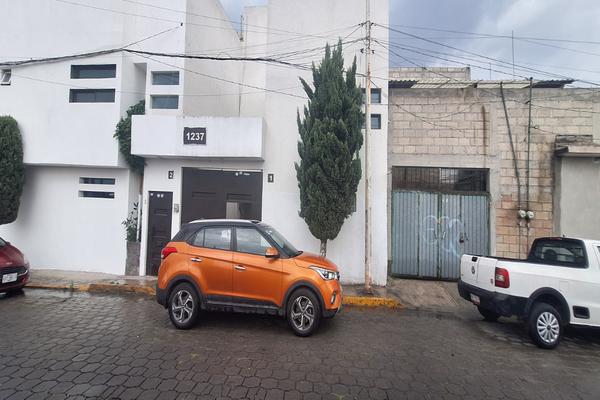 Foto de inmueble en  , Col. San Miguel Totocuitlapilco C.P. 52143, Metepec