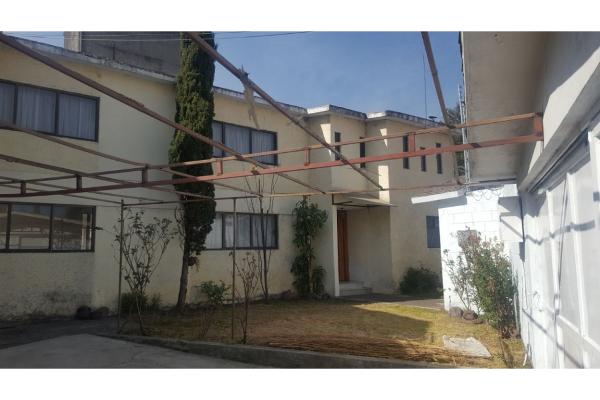 Foto de inmueble en Privada Jardin de Niños #109, Col. Santiago Tlaxomulco Centro C.P. 50280, Toluca