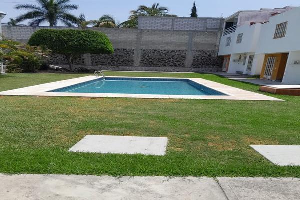 Foto de inmueble en TEMIXCO,MOR. CASA EN PRIVADA CON ALBERCA, Col. Granjas Mérida C.P. 62585, Temixco