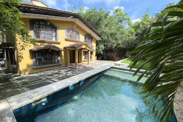 Foto de inmueble en Venta Casa Sola en Avenida Palmira Cuernavaca Morelos, Col. Palmira Tinguindin C.P. 62490, Cuernavaca