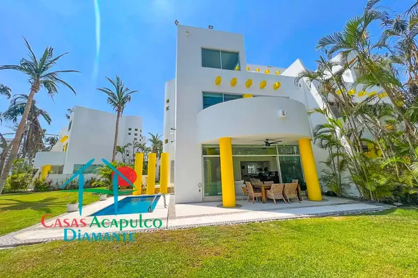 Foto de inmueble en Viaducto Diamante #1, Col. Villas Xcaret C.P. 39897, Acapulco de Juárez